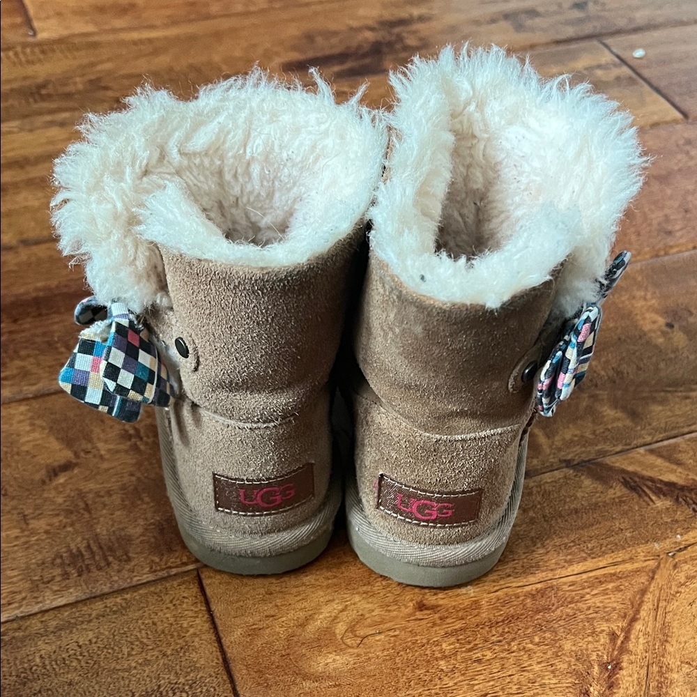UGG Kenzie Tie Dye Bow Boots in Chestnut sz11C